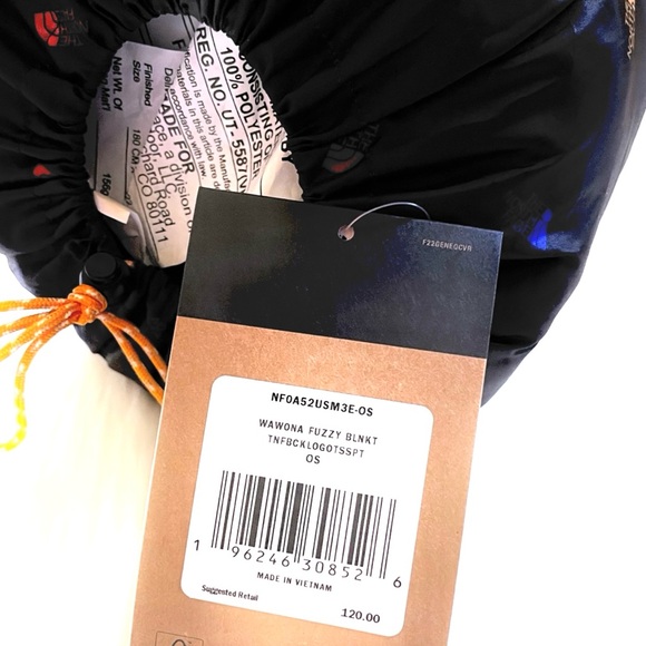 The North Face AOP Fuzzy Blanket - Picture 8 of 8